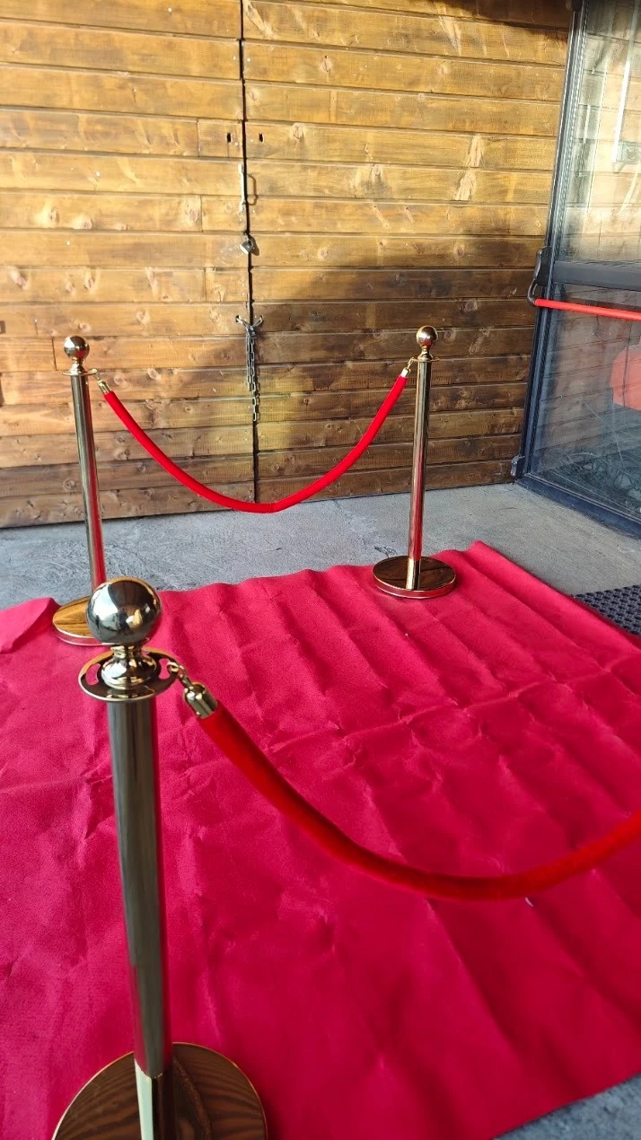 Tapis rouge &amp; Poteaux - vue 1